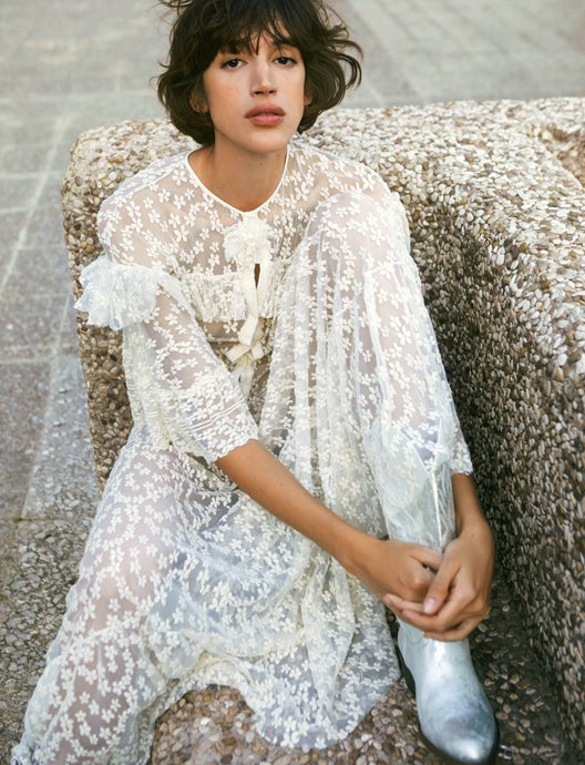 Vestido de encaje, de Philosophy di Lorenzo Serafini. Las botas de piel son de IT Shoes.