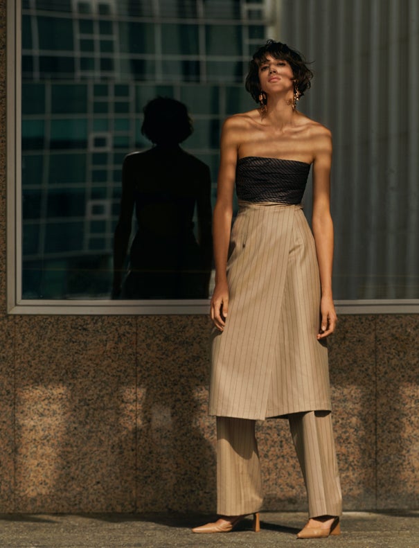 Top palabra de honor, falda midi cruzada y pantalones, todo de Salvatore Ferragamo. Los zapatos son de Boss y los pendientes, de Suma Cruz.