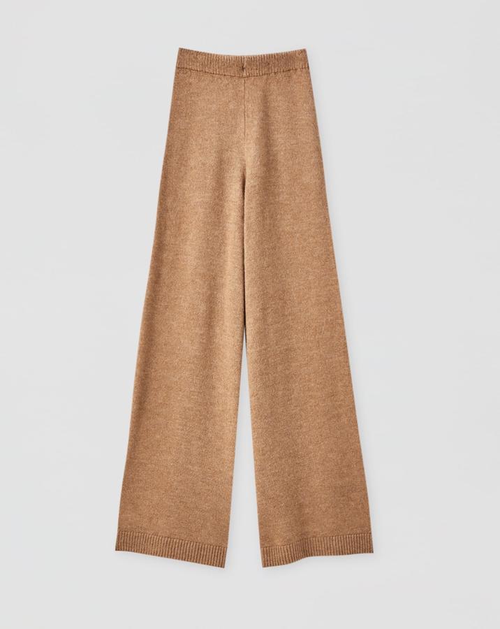 En color camel, este pantalón wide leg en tejido de punto con detalle de rib en cintura y bajos está confeccionado en tejido ligeramente elástico y tiene un precio de 25,99 euros.