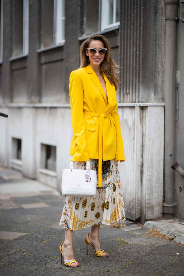 Engamar todas las prendas del look en un llamativo color amarillo es la fórmula perfecta para hacer de un conjunto de marcado acento masculino un acierto que es pura elegancia femenina.