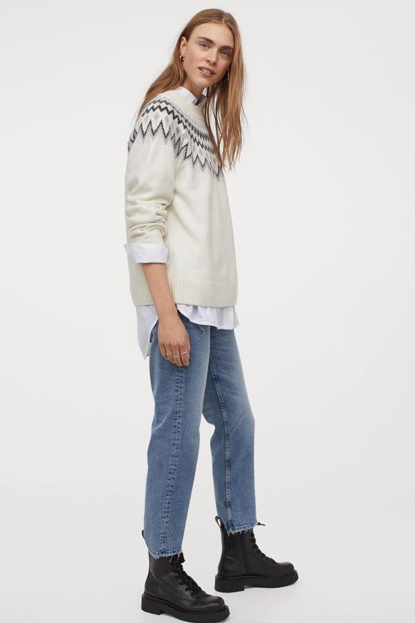 En punto suave jacquard con lana en la trama, este jersey blanco de H&M con estampado en tonos grises viene con cuello, puños y bajo en punto elástico de canalé. Puedes encontrarlo entre las tallas XS y L y en la XXL por 29,99 euros.