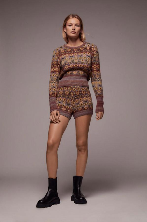 Cuello redondo y acabados en rib para este jersey de Zara en tonos burdeos y grises con estampado floral en amarillo pastel. Tiene un precio de 25,95 euros y se ha agotado en todas las tallas en la web.