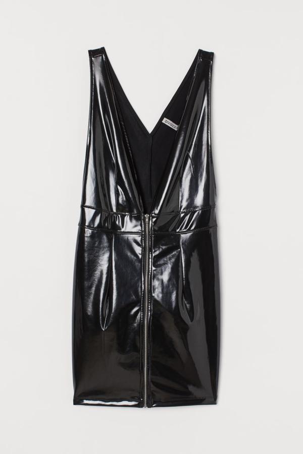 Si buscas un look de noche novedoso, este pichi de charol en negro de H&M es una propuesta perfecta gracias a su diseño entallado corto. En tejido ligeramente elástico con escote de pico profundo, espalda escotada en V y cierre frontal de cremallera cuesta 24,99 euros pero vas a tener que buscarlo en las tiendas porque en la web se ha agotado.