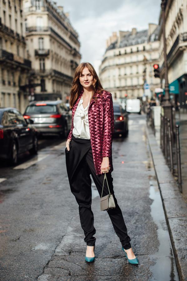 La manera más fácil de darle un toque especial a un sencillo conjunto de blusa blanca con lazada y pantalones sastre es añadirle una chaqueta brocada con brillos como esta en tonos burdeos.