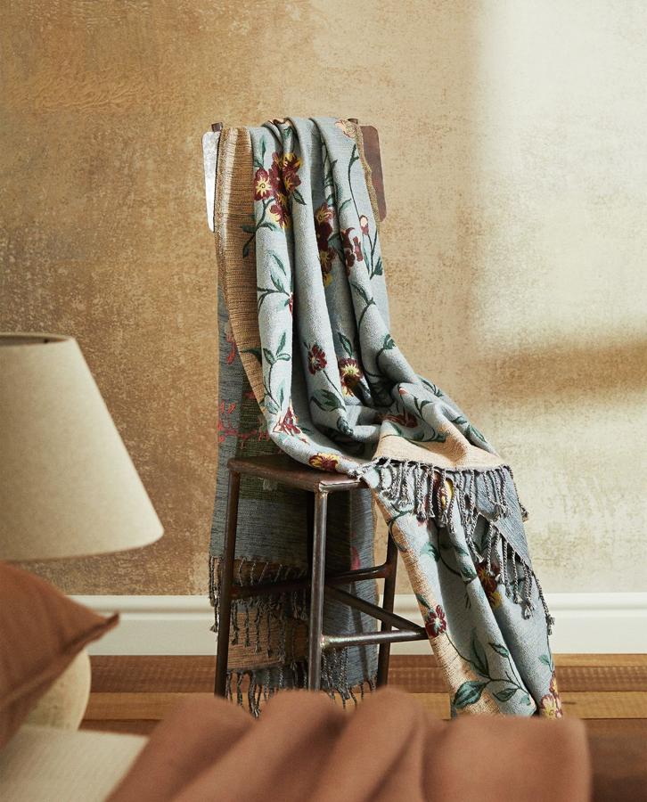 Fotos: 9 mantitas gustosas para atrincherarte en el sofá que además decoran tu salón