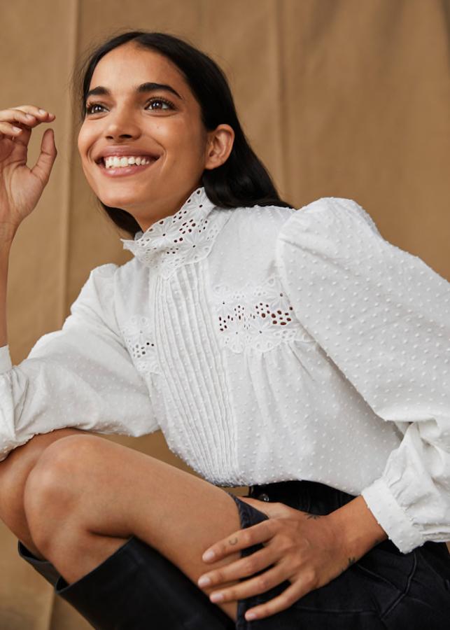 Blusa calada de algodón con cuello alto y manga larga, de Mango (29,99 €).