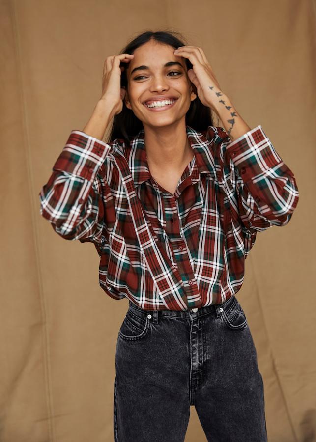 Camisa con estampado de cuadros, de Mango (29,99 €).