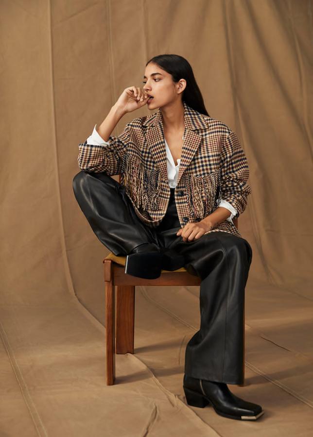 Americana de flecos con estampado de cuadros, de Mango (79,99 €).