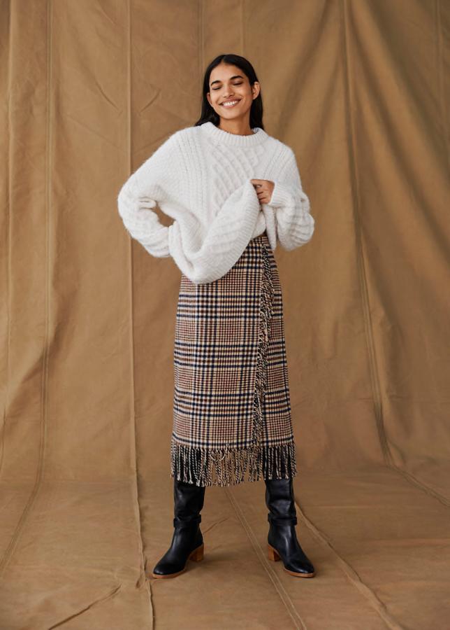 Falda midi con estampado de cuadros y flecos en el bajo, de Mango (49,99 €).