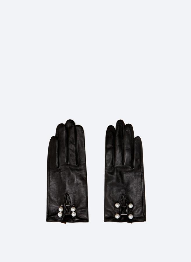 En color negro, con adorno tipo piercing en la palma a la altura de las muñecas y efecto perlas, estos guantes son de Uterqüe y tienen un precio de 69 euros. Están disponibles en las tallas M y L.