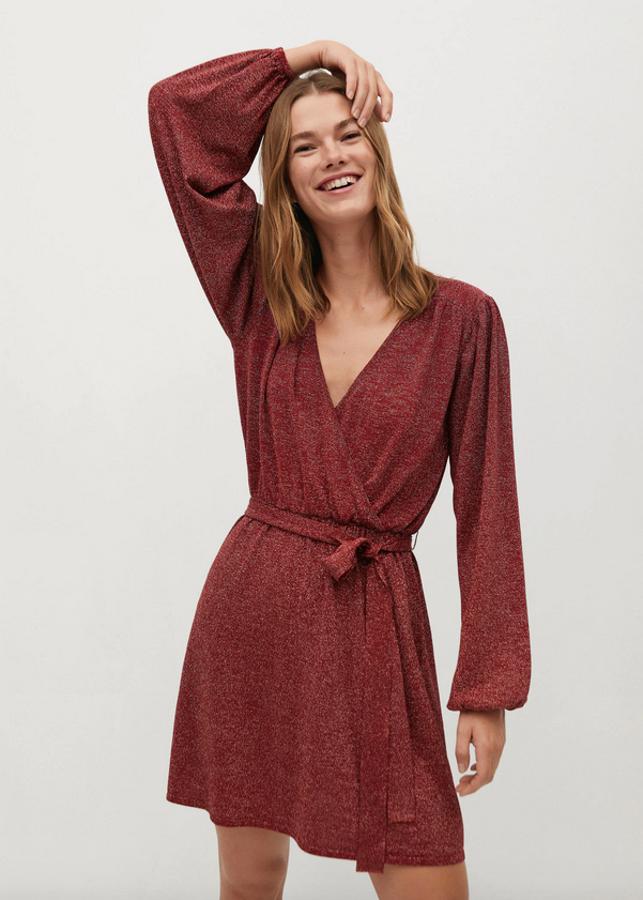 Acabado brillante en color rojo para este vestido de diseño corto cruzado con escote de pico, manga larga abullonada y puños elásticos. Con cinturón a tono extraíble, cuesta 39,99 euros y está disponible entre las tallas XS y XL.