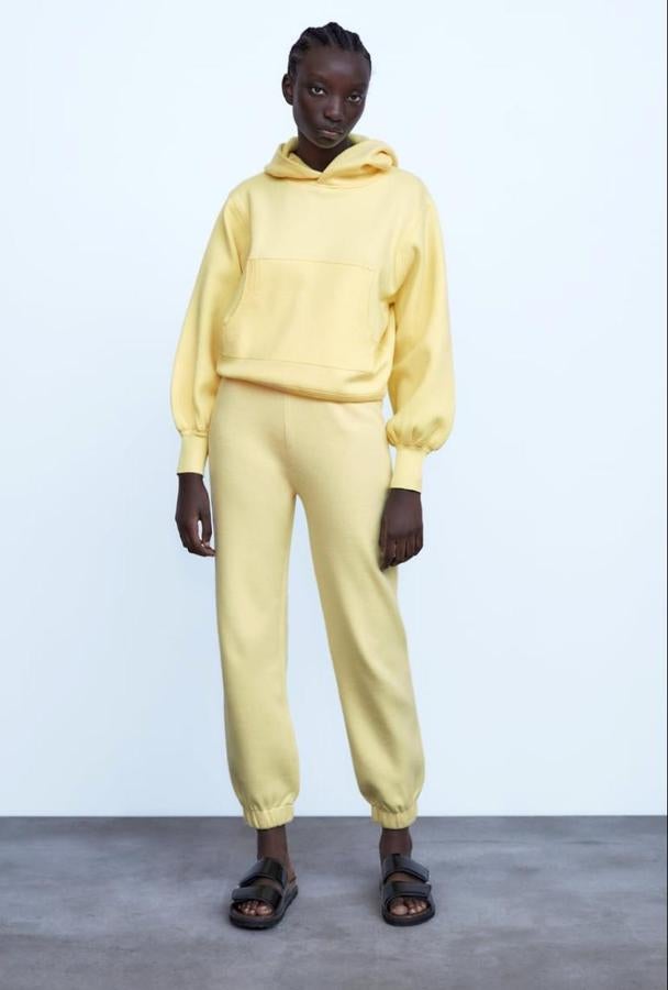 Sudadera con capucha de Zara, (24,95 euros).