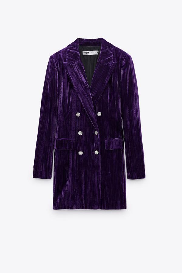 Blazer vestido de cuello con solapa y escote de pico cruzado, manga larga con hombreras y botones joya, de Zara (69,95 €).