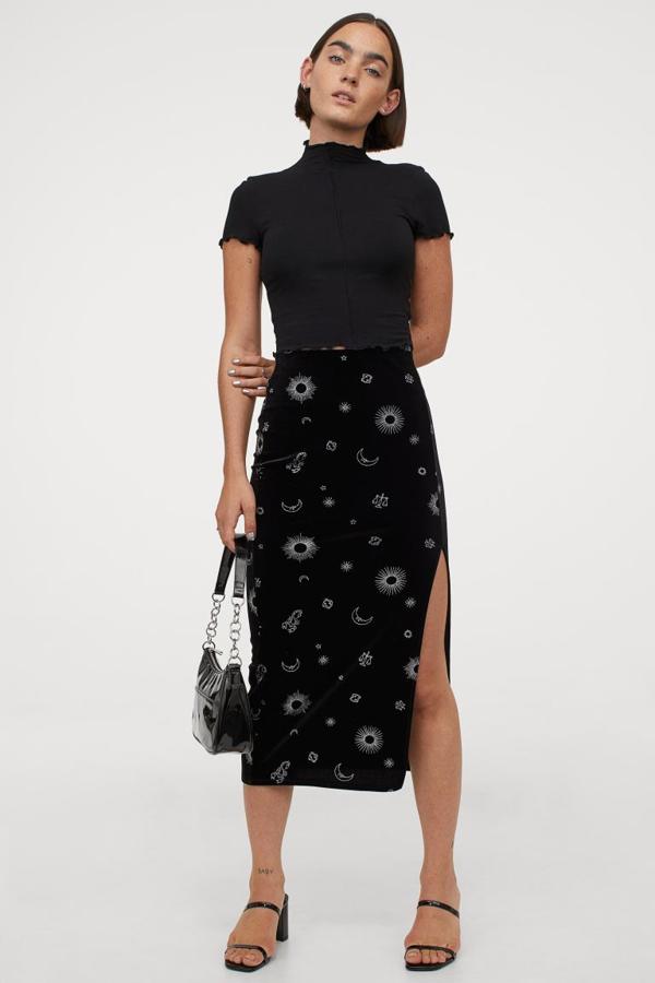 Falda de tubo midi con apertura lateral y bordados, de H&M (19,99 €).