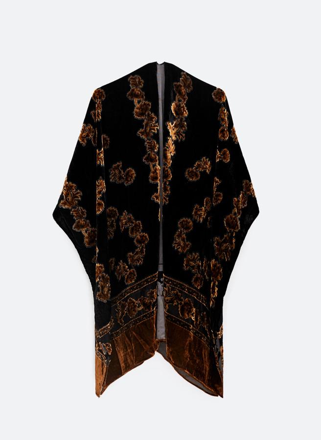 Poncho de terciopelo con motivos florales bordados, de Uterqüe (69 €).