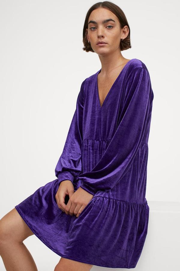 Vestido con volantes fruncidos y escote de pico, de H&M (19,99 €).