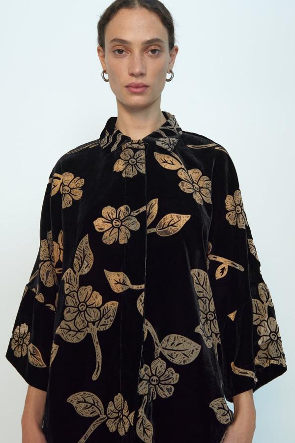 Blusa de manga francesa con bordados dorados, de Zara (29,95 €).