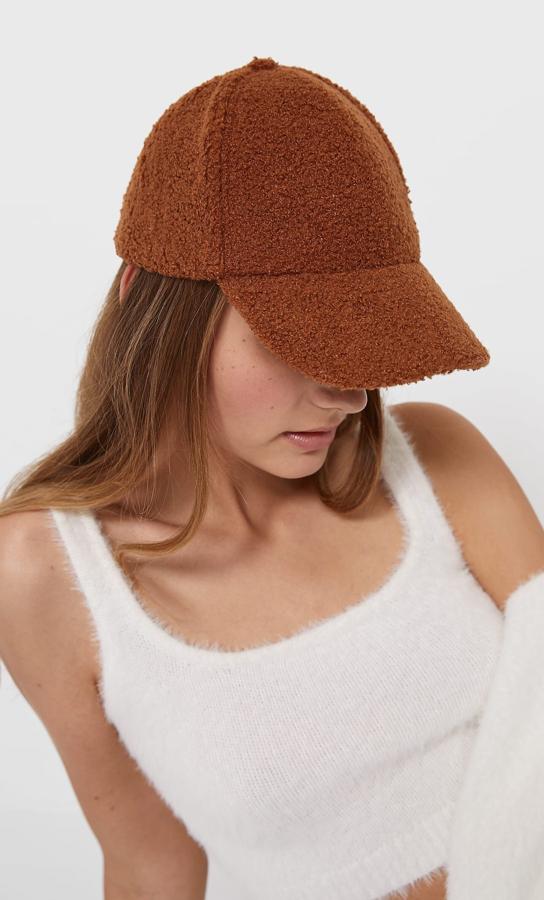 En negro o marrón, esta gorra en tejido de borreguito es de Stradivarius y tiene un precio de 9,99 euros.