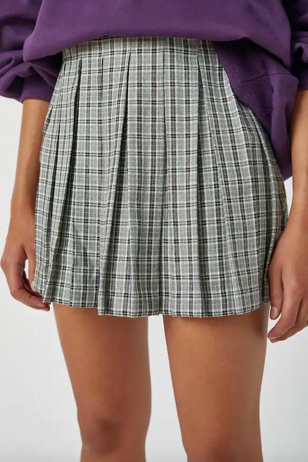 Con estampado en tonos grises, esta falda corta con tablas de Pull&Bear tiene un precio de 19,99 euros y está disponible en las tallas XS, S y L.