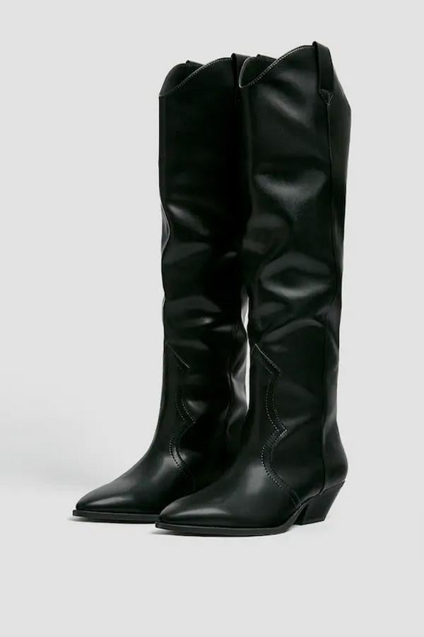 De caña alta en estilo cowboy, estas botas negras de Pull&Bear con tacón medio y tiradores en los laterales están disponibles entre los números 35 y 39 por 39,99 euros.