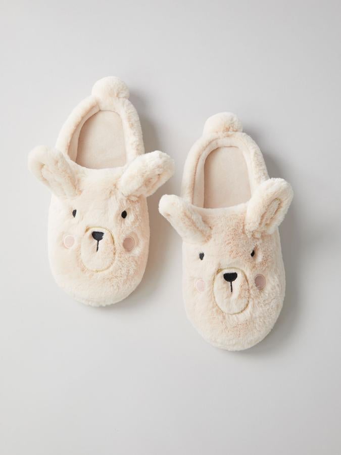 En color beige, con diseño destalonado y tacto suave, estas zapatillas de Lefties cuestan 9,99 euros y están disponibles entre los números 36 y 41.