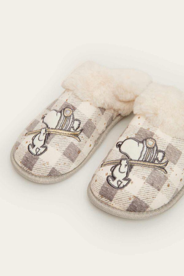 Estampado de cuadros en tonos grises con motivo de Snoopy esquiador para estas zapatillas destalonadas de Women Secret con interior de pelo. Podemos enocntrarlas entre los números 36 y 41 y de 17,99 euros han pasado a costar 13,99 euros.