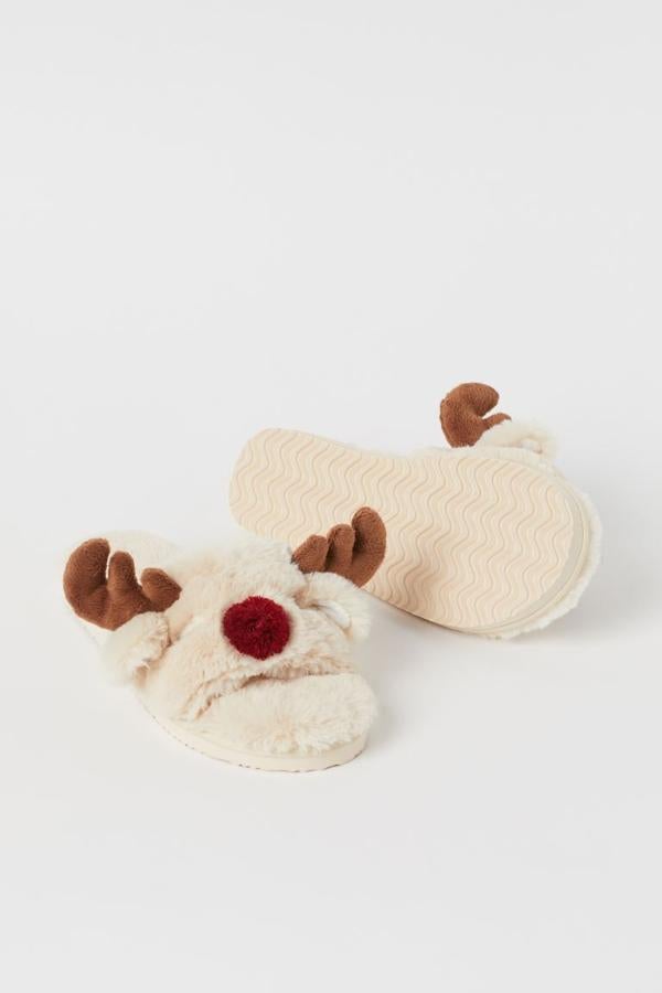 En punto suave con aplicaciones y bordados con motivos de reno, estas zapatillas en peluche tipo sandalia son de H&M y se pueden comprar exclusivamente en la web por 14,99 euros entre los números 36 y 41.