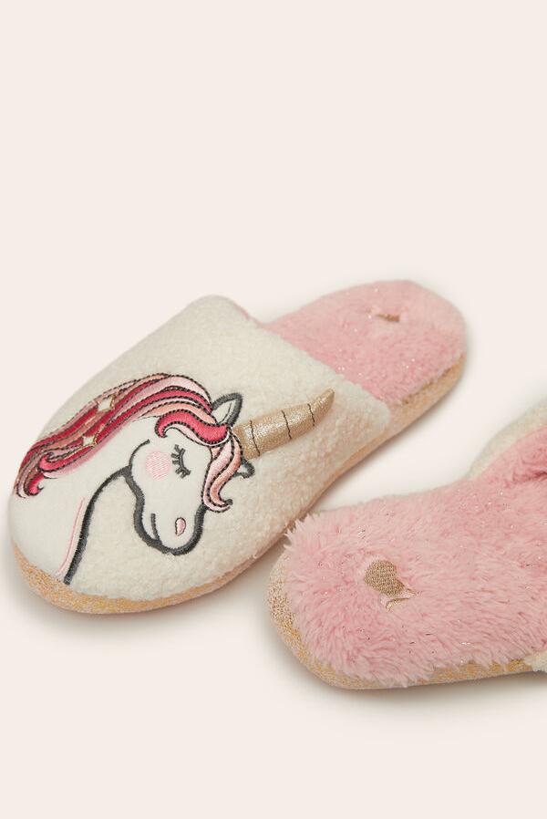 Dentro de la edición especial en colaboración con La Vecina Rubia Women Secret ha incluido estas zapatillas con tejido efecto pelo y un unicornio en tonos rosas en el empeine. De 18,99 euros han pasado a costar 14,99 euros y están disponibles entre los números 36 y 41.