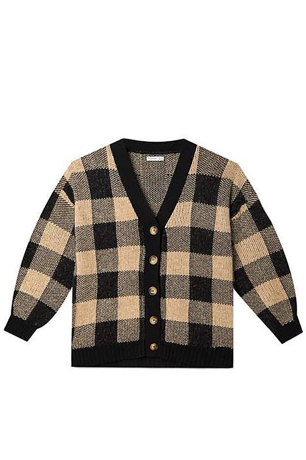 Chaqueta de punto con el icónico estampado de cuadros de Stradivarius.