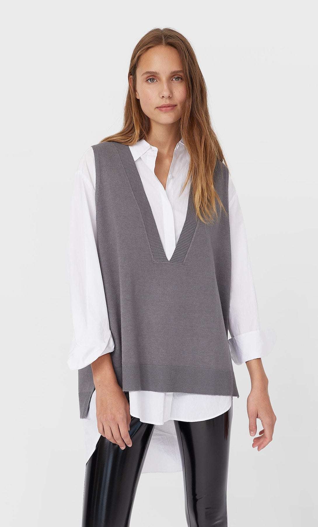 Chaleco gris con escote a pico. Un best seller de Stradivarius. Ahora: 15,99 euros.