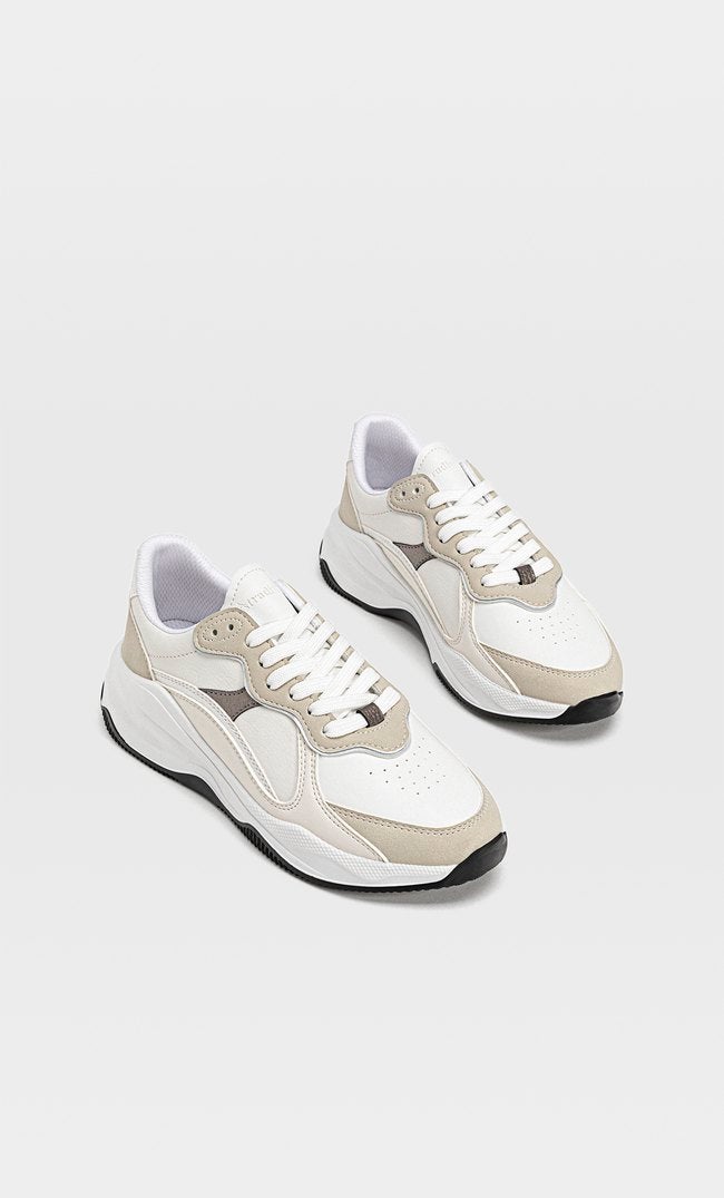 Zapatillas con detalles de piezas y suela con volumen. Ahora: 23,99 euros.