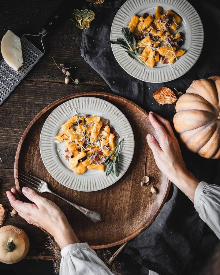 Estos elegantes platos de cerámica cuestan 9.99 euros en H&M Home.
