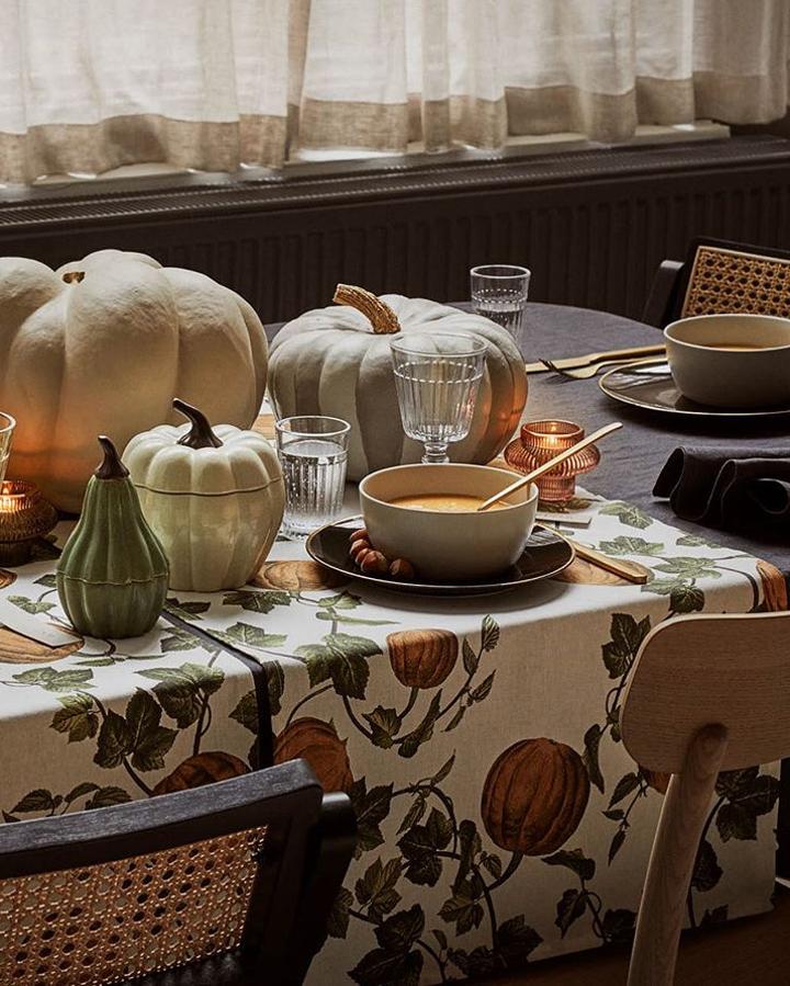 De esta mesa otoñal que nos proponen desde H&M Home nos gusta todo: el mantel estampado (9.99 euros), las soperas con forma de hortalizas (9.99 euros) o las elegantes copas de cristal (5.99 euros).