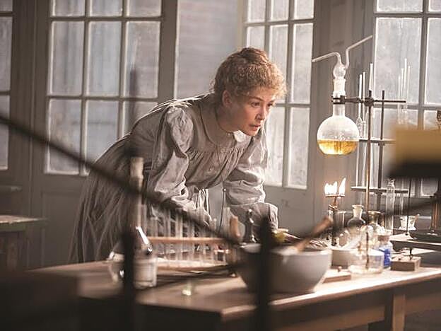 Rosamund Pike, Marie Curie en Madame Curie.
