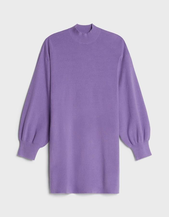 Vestido de punto con manga larga, puños elásticos y cuello Perkins, de Bershka (19,99 €).
