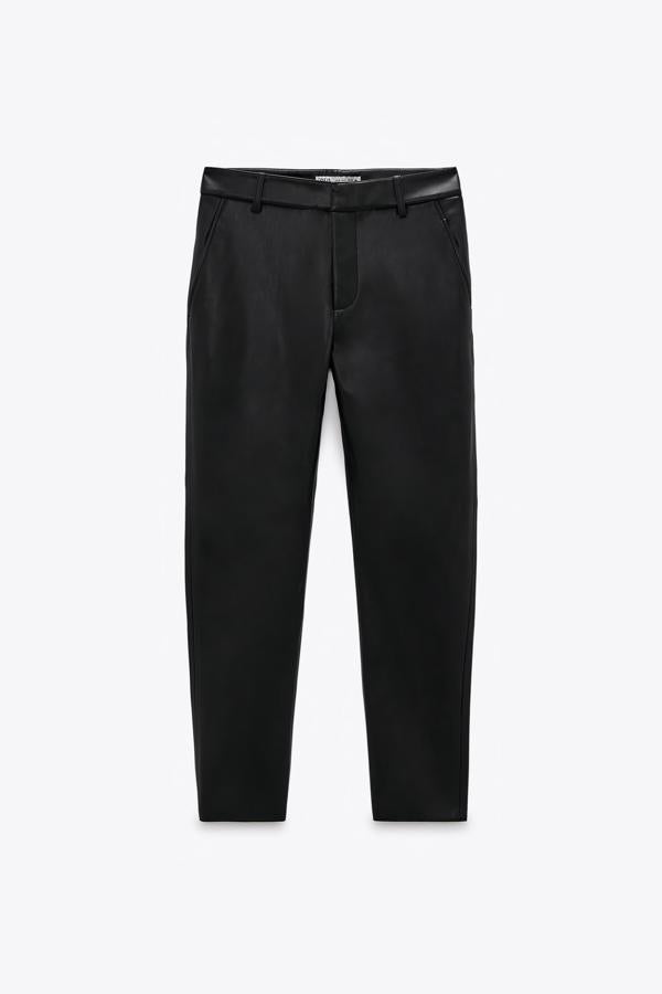 Pantalón efecto piel, de Zara (29,95 €).