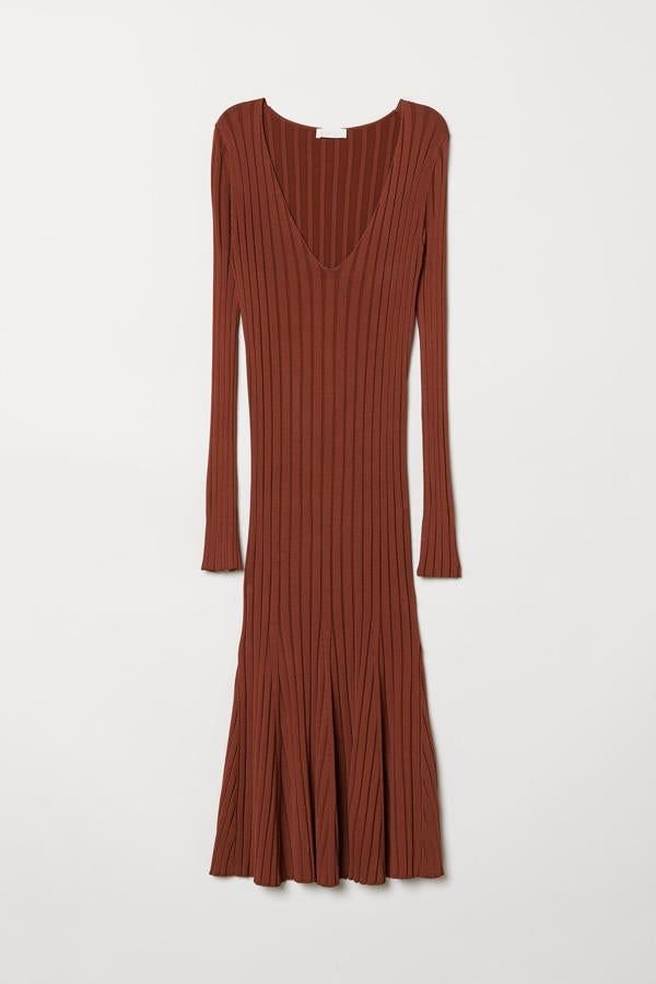 Vestido midi de canalé con escote de pico y falda evase, de H&M (79,99 €).