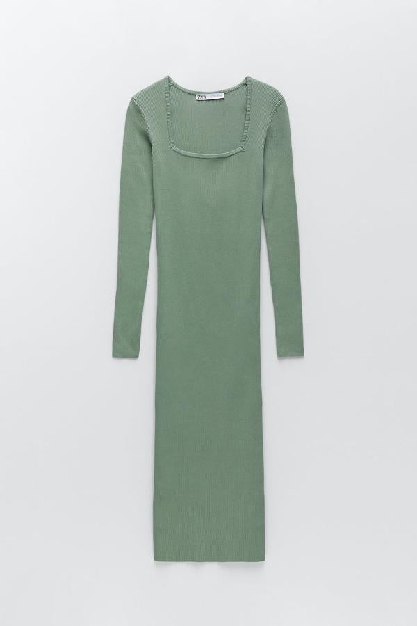 Vestido de punto verde con escote cuadrado, de Zara (25,95 €).