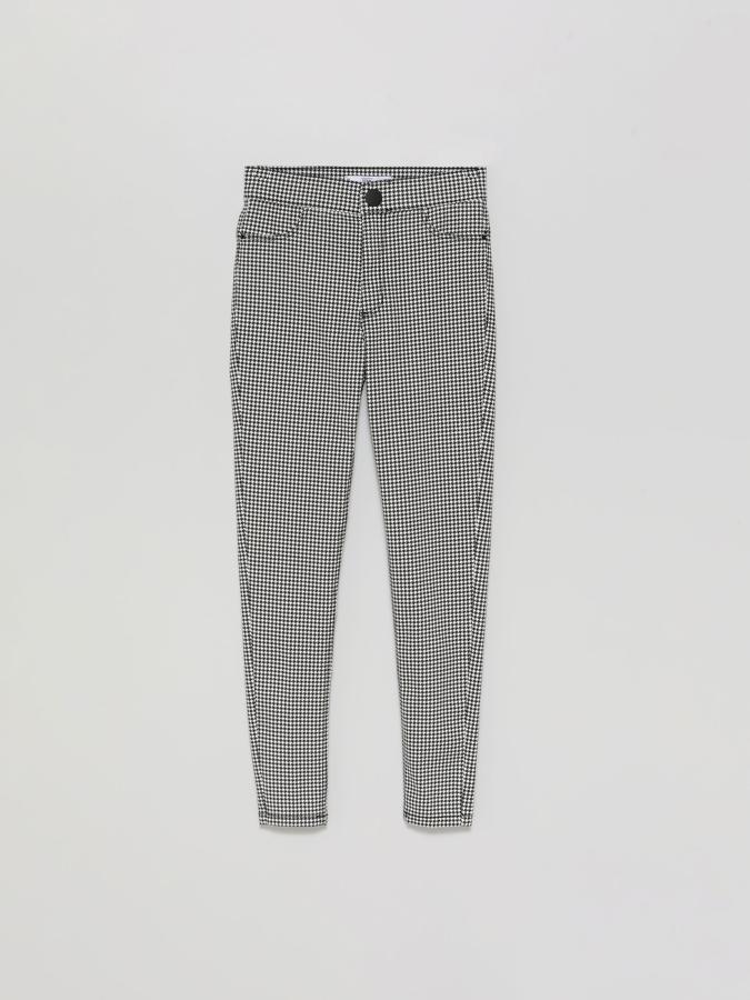 Pantalones de traje con estampado de pata de gallo en blanco y negro, de Lefties (17 €).
