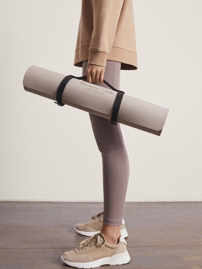 En Massimo Dutti se suman a la fiebre 'yogui' no solo con una colección de ropa deportiva exclusiva, sino con complementos como esta esterilla, que cuesta 69.95 euros.