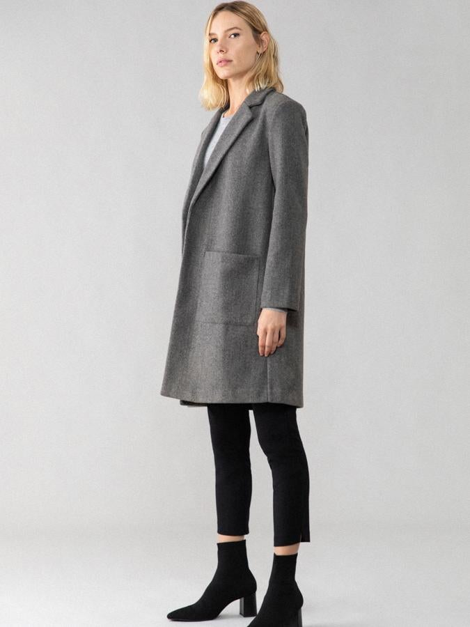 Disponible en gris oscuro o crudo, este abrigo de paño con cuello con solapa y bolsillos es de Lefties y tiene un precio de 22,99 euros.