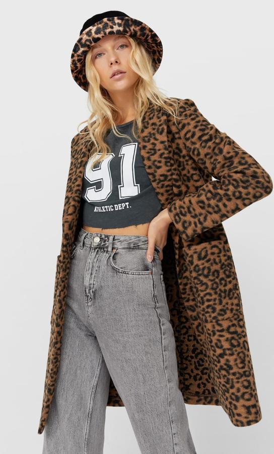 Stradivarius nos propone este abrigo con estampado de leopardo y bolsillos delanteros con un precio de 35,99 euros.