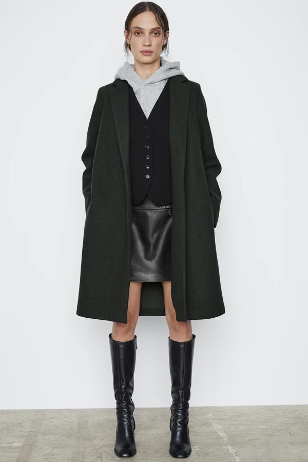 Disponible en verde, camel, arena o negro, este abrigo de Zara con cuello solapa y bolsillos laterales tiene un precio de 29,95 euros.