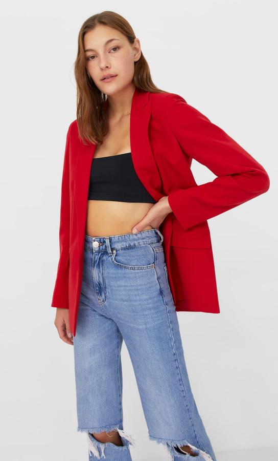 Disponible en rojo, negro o camel, esta americana larga con bolsillo con solapa en la parte delantera tiene un precio de 29,99 euros.