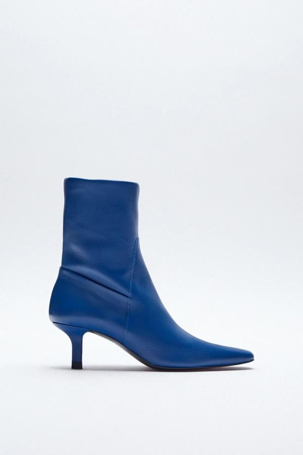 Este botín de piel en color azul con acabado en punta cuadrada cuenta con tacón kitten forrado con una altura de seis centímetros y cierre mediante cremallera interior. Tiene un precio de 69,95 euros.