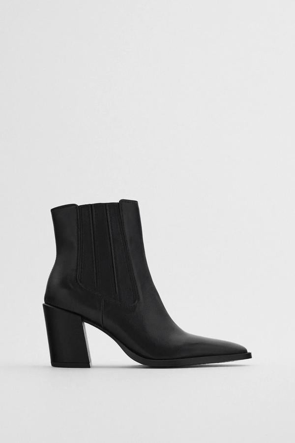 En piel de color negro, este botín con tacón medio ancho inclinado con una altura de 7,5 centímetros cuenta con elásticos y en los laterales y acabado en punta ovalada. Tiene un precio de 59,95 euros.