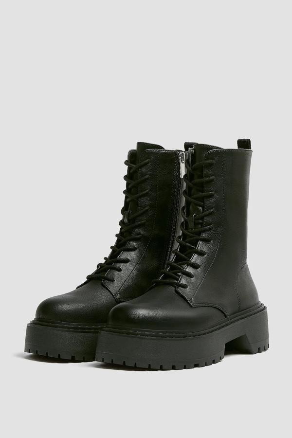 Disponible en negro o en crudo, este botín plano acordonado con detalle de cremallera en el interior y suela con altura de cinco centímetros tiene un precio rebajado de 27,99 euros.