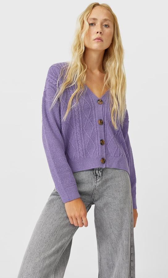 Disponible en color lila, camel o vainilla, este cárdigan de punto con escote de pico y manga larga es de Stradivarius y tiene un precio rebajado de 20,79 euros.