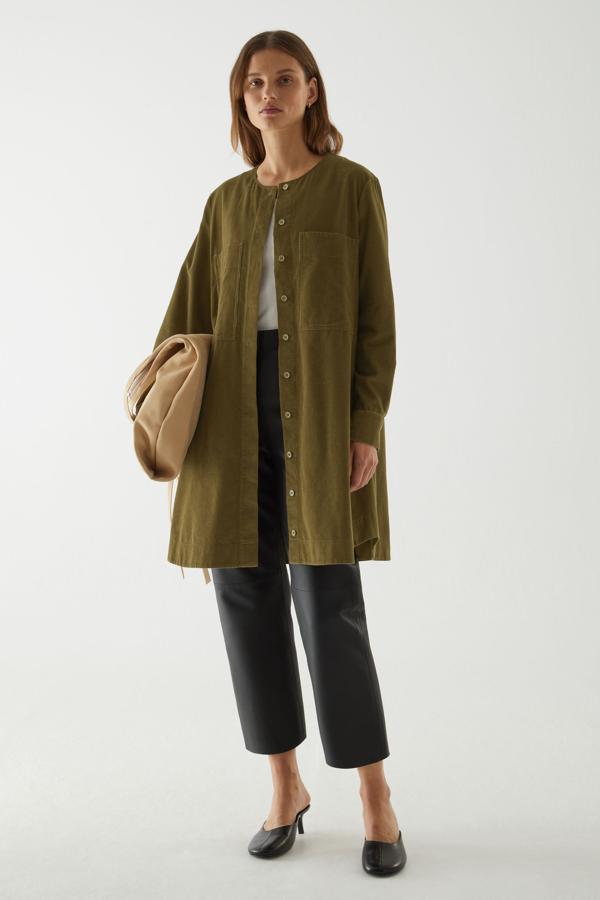 Camisa Xl de cuello sin solapas, de COS (79 €).