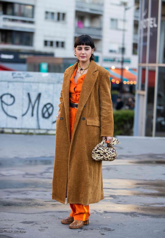 Un maxi abrigo es suficiente para homenajear la estética hippy de los 60.